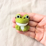 羊毛フェルト　お抹茶カエルブローチ