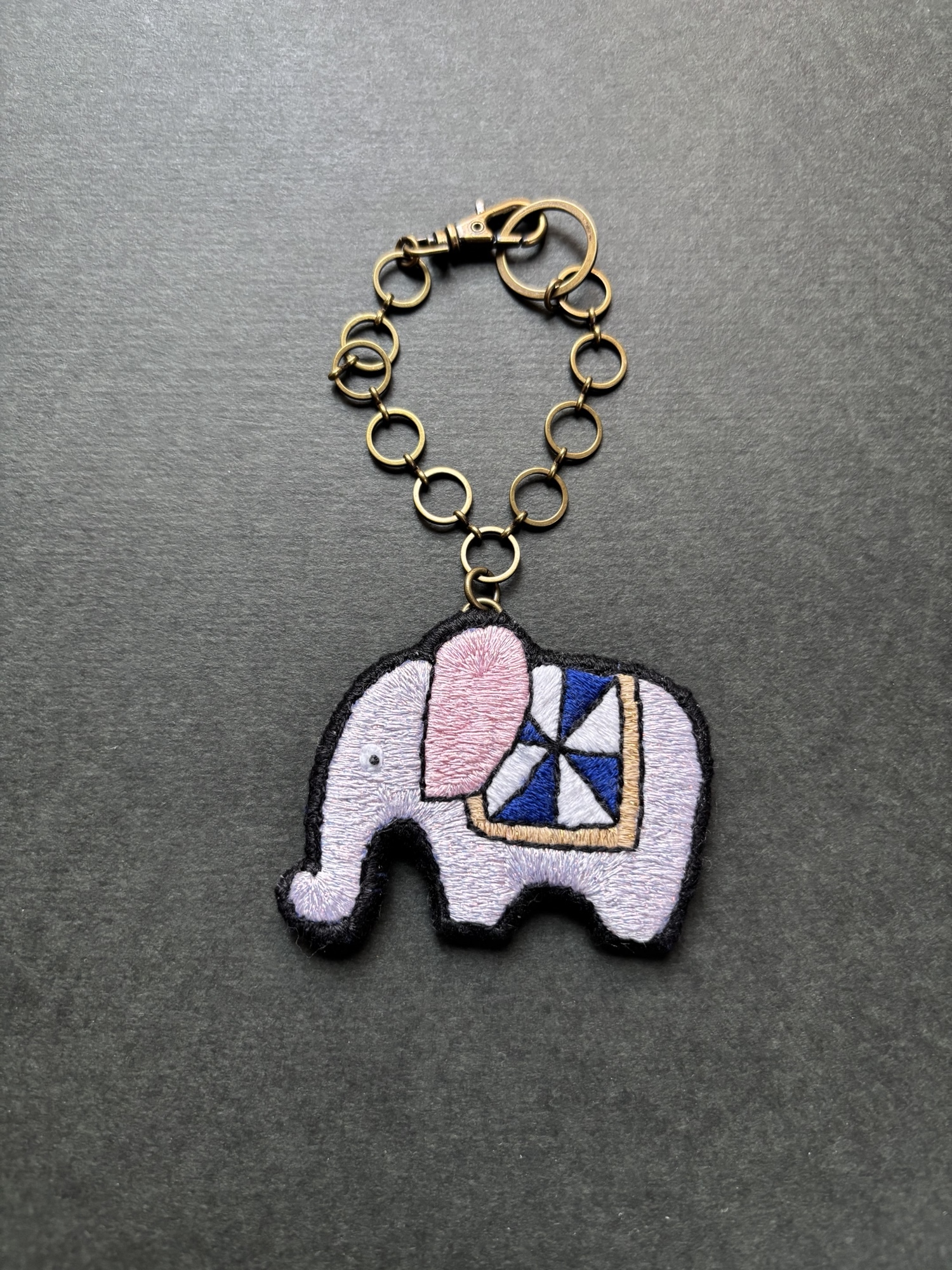 手刺繍象のバッグチャーム