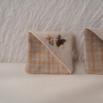 【童話しおり/まっかな木の実 1ページ】動物刺繍入りブックマーク