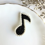 音符ブローチ  【black × パール】  ビーズ刺繍