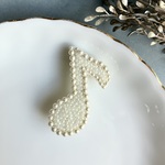 音符ブローチ  パールとつぶつぶビーズ刺繍