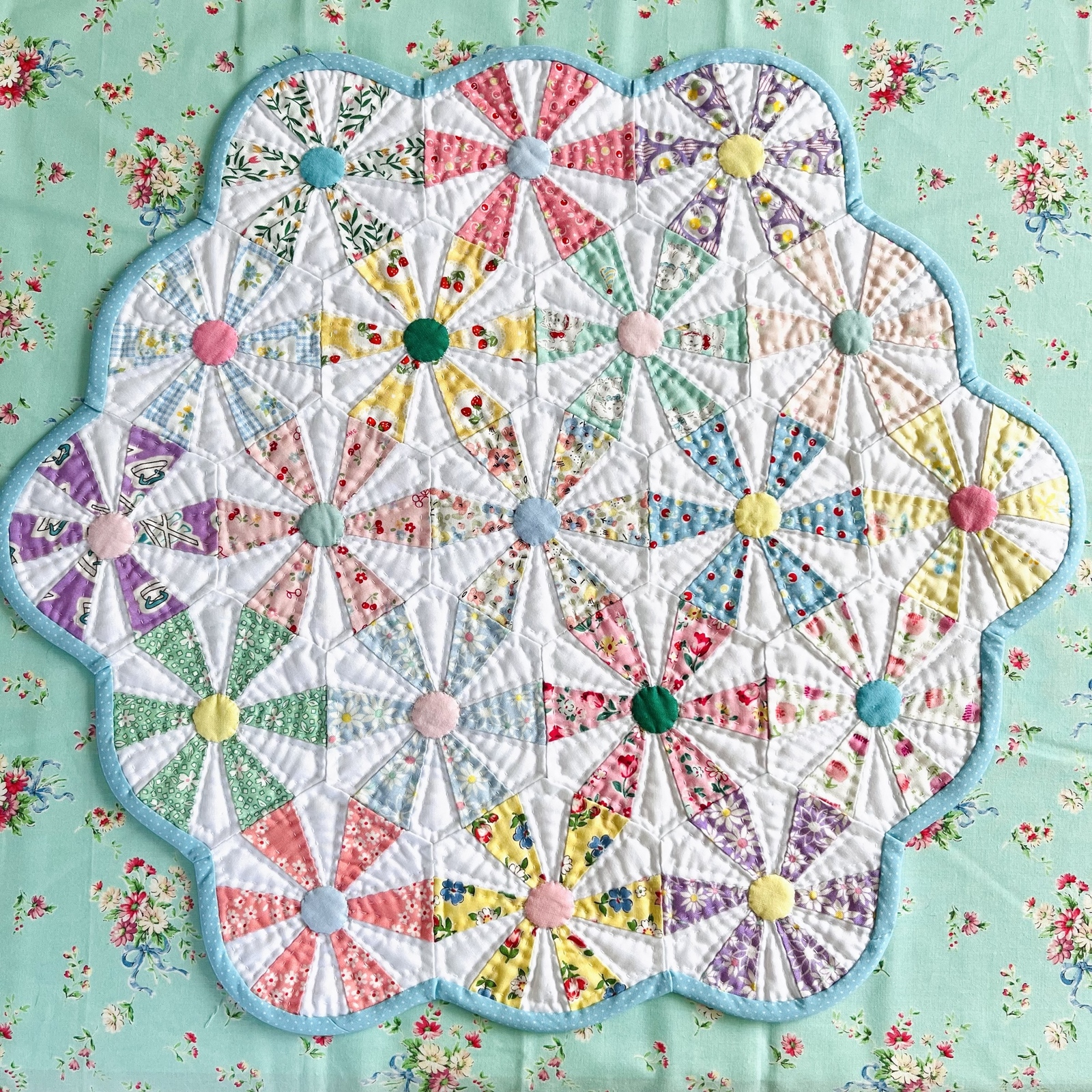 ■monaca■  昭和レトロ  パッチワークキルト  布チューリップ monaca様 専用 昭和レトロ パッチワークキルト 布チューリップ