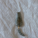 ⑧耳立ってる　しましま　グレー