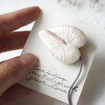 ▫️ アンスリウムの刺繍ブローチ【白】