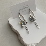 Silver oval × mix charm asymmetry ∵ 個性的シルバー メタル アシンメトリーピアス ステンレス 淡水パール ガラス メタル グレーパール