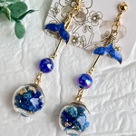 金具変更可◎ 青のかすみ草とクジラのしっぽイヤリング｜推し色アクセ／金箔入り⭐︎