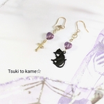 ☆黒猫と十字架のピアス☆金属アレルギー対応・アシンメトリー