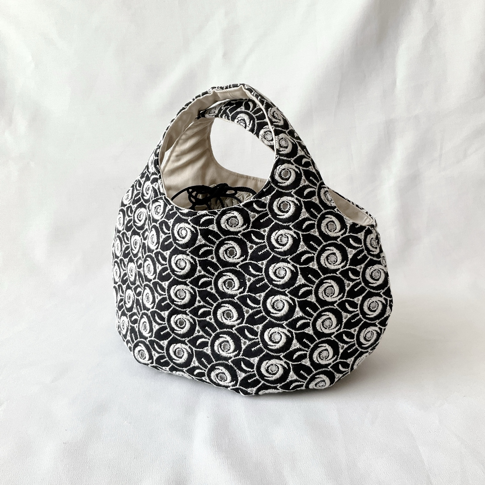 中身が見えないのが嬉しい　花柄刺繍の小さなころりんバッグ　Sサイズ 5,200円