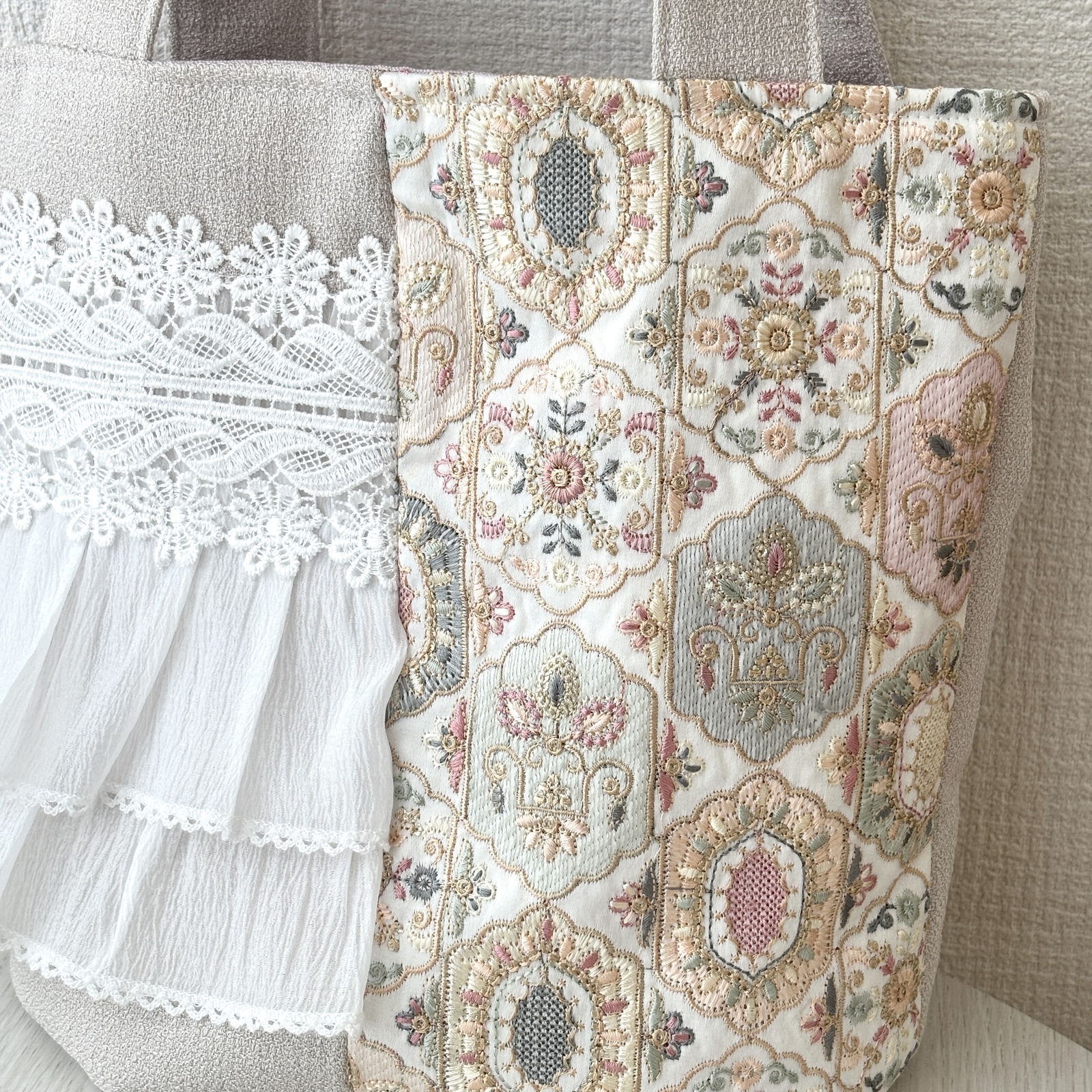 インド刺繍 トートバッグ サブバッグ リボン フリル ベージュ - erie