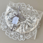 new 𓅭 ❊ スタイ 花と鳥 ✻グレー フリルスタイ　出産祝い　