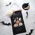 【早割】ハロウィンタペストリーBK☆魔女のふわふわ箒　No.247　ハロウィン　ほうき　カボチャ　ゴースト　猫　タペストリー　秋インテリア　ディスプレー