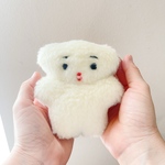 白いふわクマ　手のひらサイズのぬいぐるみ