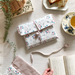 【はっ水】　ピンクフラワーのブックポーチ　frill フリル　ふわふわ　文庫本　単行本　ブックカバー　手帳ケース　手帳入れ　マルチケース　撥水　通帳　お薬手帳