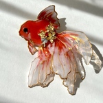 優雅に泳ぐ手描き金魚のブローチ(お写真のものをお届けします)