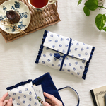 【はっ水】　ネイビーフラワーのブックポーチ　frill ふわふわ　文庫本　単行本　ブックカバー　手帳ケース　手帳入れ　マルチケース　撥水　通帳　お薬手帳