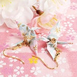 折り鶴ピアス(水色　桜)