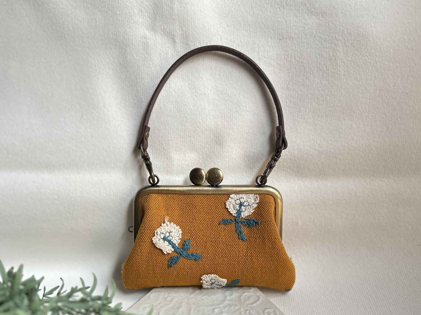 手刺繍ブローチ ボストンテリア フレンチブルドッグ 赤 - 時々