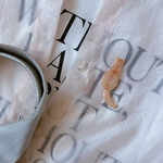 ブローチ　優しいクリーム色×しましま