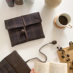 【はっ水】　ブラウンチェックのブックポーチ　chic ふわふわ　文庫本　単行本　ブックカバー　手帳ケース　手帳入れ　マルチケース　撥水　通帳　お薬手帳