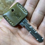 猫刻印のキーカバー　オリーブｘベージュ
