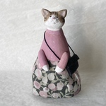 スカートの猫　見上げる（キジ白）