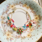 グリーンの花とビーズのブレスレット