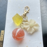 3種の和菓子のミニキーホルダー 練り切り ハナミズキ どんぐり飴 パステル チャーム 食品サンプル フェイクスイーツ ミニチュア 樹脂粘土 和風 着物 和装 和小物 リアル プレゼント プチギフト