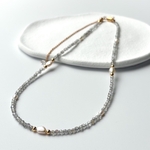 スモーキーな輝きラブラドライトと淡水パールの一連ネックレス　小粒ネックレス　マグネットネックレス　ラブラドライト　天然石　サージカルステンレス　大人可愛い　グレー　透明感　秋冬コーデ　グレージュカラー