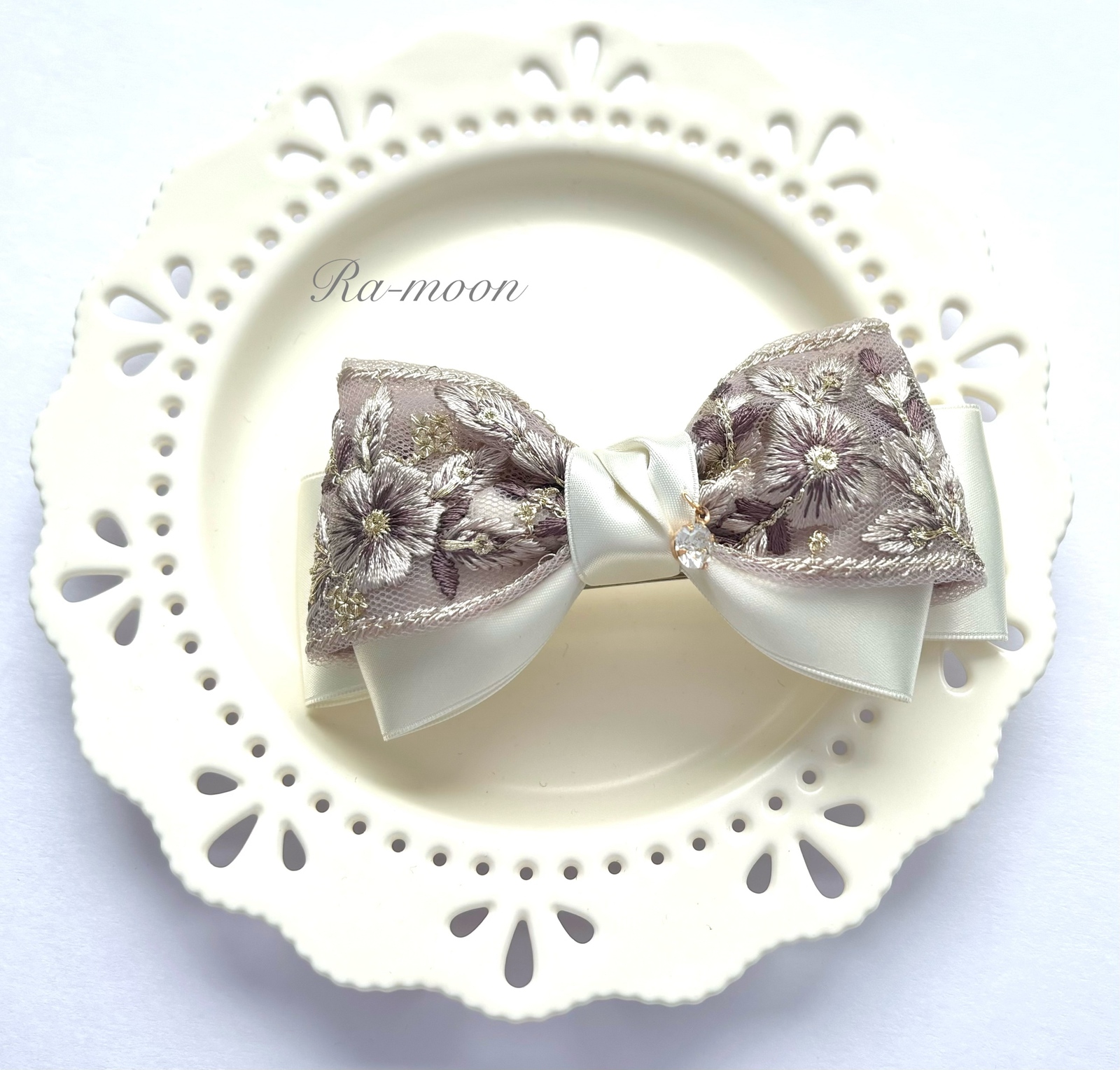 ハンドメイドシュシュM-3845♡ブルージョーゼット♡インド刺繍リボン付♡ ☆在庫限り☆ ＊インド刺繍リボン＊シックなリボンシュシュ - Ra