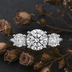 タイムセール　人気のモアサナイトVVS1/Dカラー！ダイヤモンドの2.4倍の煌めき【合計４ｃｔ】の豪華な３石リング
