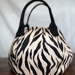 【野の花様ご依頼品】コロンとした形が可愛い　ゼブラ柄バッグ（小）