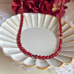 深みのある赤い天然石ネックレス♢レッドアゲートのショートネックレス／ブラックスピネルとゴールドのアクセント　シンプル　普段使い・プレゼントに　チョーカー　