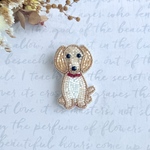 ビーズ刺繍のブローチ・ミニチュアダックスフンド（おすわり・クリーム）
