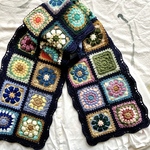 【送料込み】手編み花柄マフラー"midnight navy"