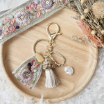 【ribbon lumière】ベージュ×グリーン  キーホルダー バッグチャーム キーリング インド刺繍リボン タッセル バロックパール ギフト プレゼント
