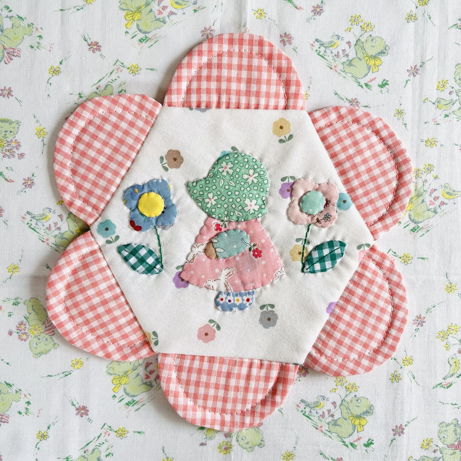 ■monaca■  昭和レトロ  パッチワークキルト  布チューリップ monaca様 専用 昭和レトロ パッチワークキルト 布チューリップ