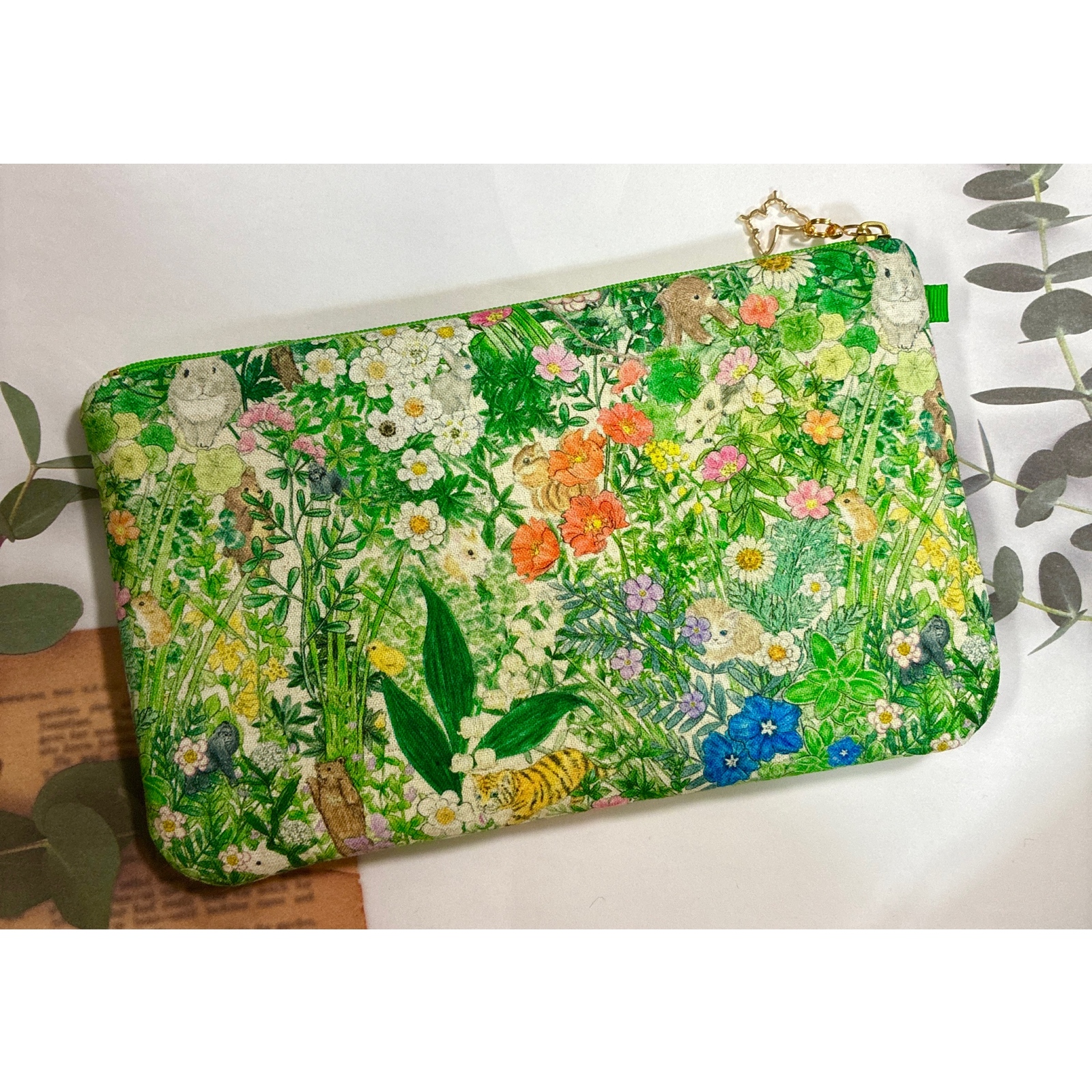 ふんわりフラットポーチ　ボタニカルフラワー　ユキエモン　ハンドメイド 受注制作】ハンドメイド ユキエモン ボタニカルフラワー グリーン
