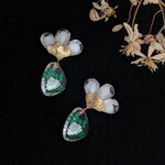 Noelrose｜小さな白薔薇の静けさを氷に閉じ込めたヴィンテージインタリオのイヤリング