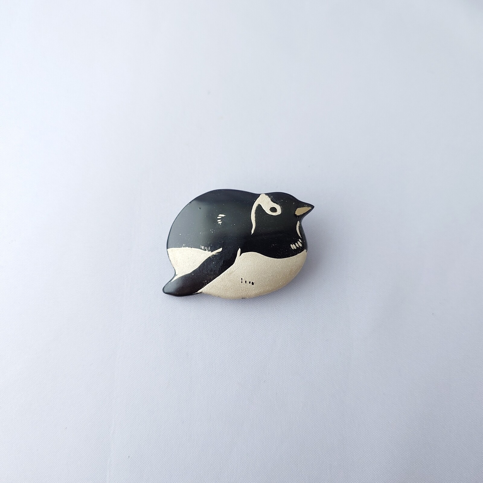 旧作:ジェンツーペンギン 漆ブローチ