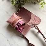 お取り置き中　手染めブラウン、蝶型押しピンクベージュの蓋付きコンパクトシザーケース　ゴム手袋ホルダー