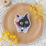 【ブローチピン】 おめかしリボンの黒猫さん  パープル
