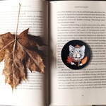 落ち葉拾いだにゃん【白グレー猫】刺繍ブローチ 38mm