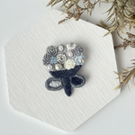 薄灰の小丸花 ビーズ刺繍ブローチ