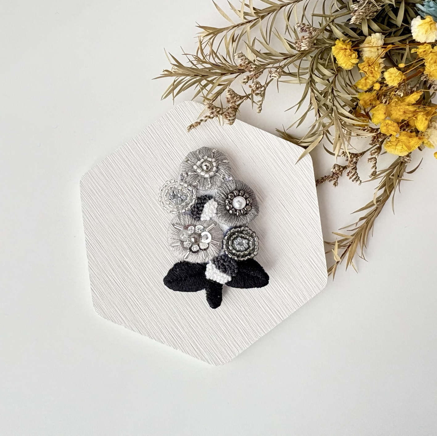 濃淡 gray 丸花 ビーズ刺繍ブローチ - P＆B | minne byGMOペパボ 国内