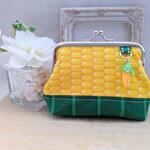 とうもろこし♡ストラップ付き　ぷっくりがま口ポーチ　角10cm  小銭入れ小物入れ　 ハンドメイド　プレゼントにも