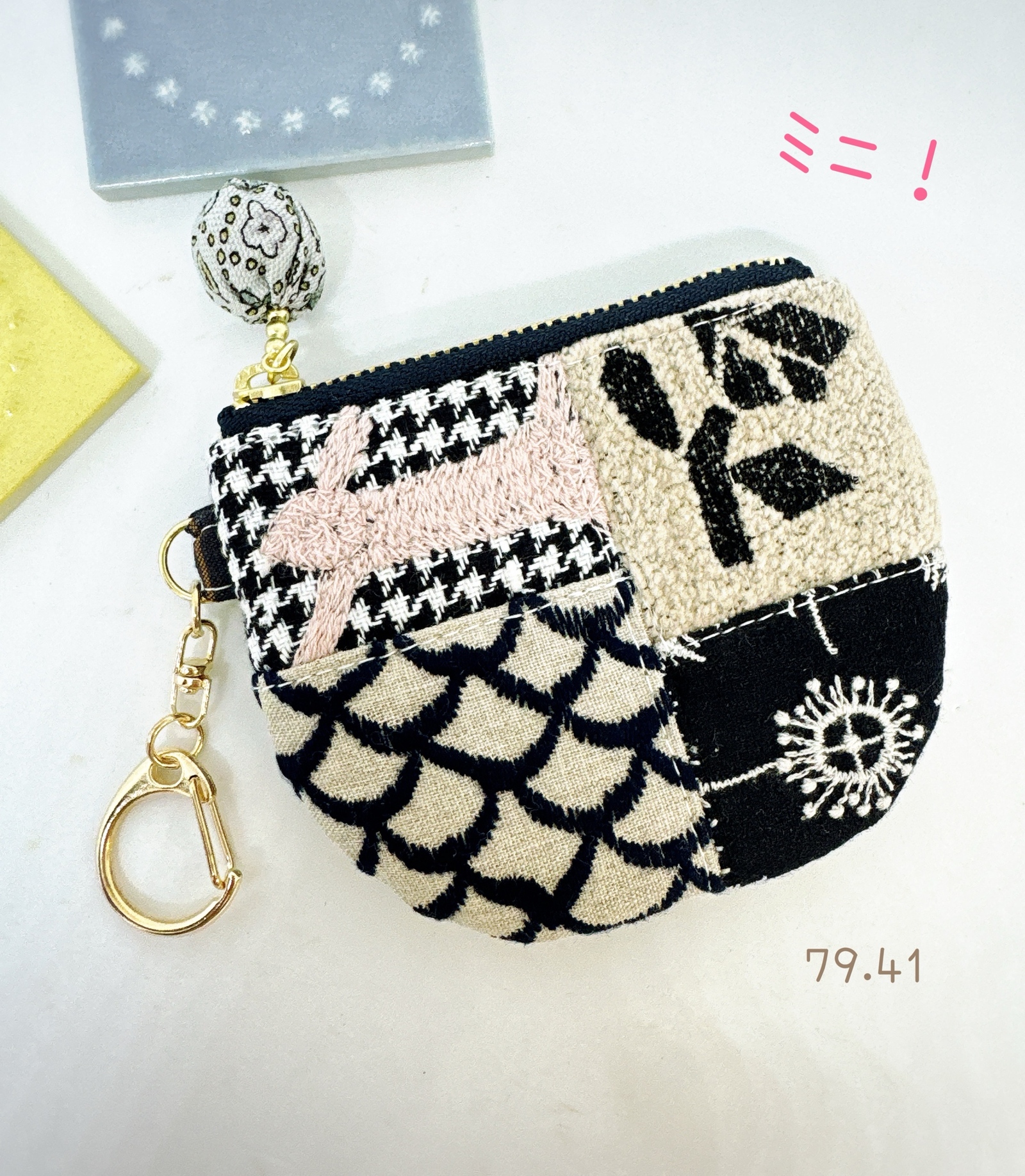 ＊お取置き中＊　ミナペルホネン　ミニミニポーチ　レア　ハンドメイド レトロな合皮レザー×ミナペルホネンの欠片の小さながま口ポーチ