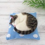 まる猫（キジ白）座布団付き