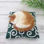 まる猫（茶白）座布団付き