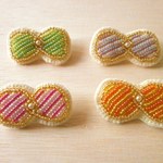 リボン型のビーズ刺繍ブローチ