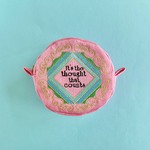 クラシカルな刺繍のレトロなピンクミニラウンドポーチ